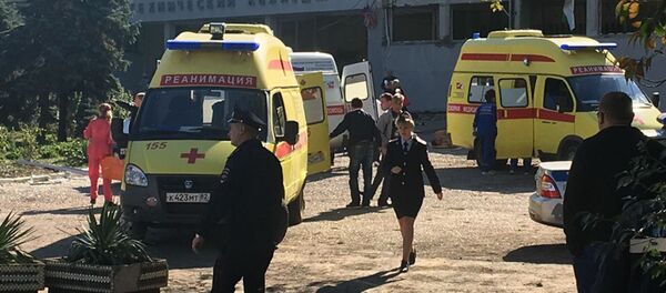 У Политехнического колледжа в Керчи, в котором произошел взрыв - Sputnik Afrique