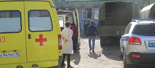 У Политехнического колледжа в Керчи, в котором произошел взрыв - Sputnik Afrique