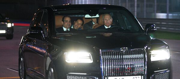 Vladimir Poutine et Abdel Fattah al-Sissi testent une limousine russe haut de gamme - Sputnik Afrique