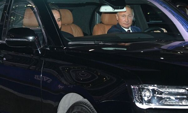 Vladimir Poutine et Abdel Fattah al-Sissi testent une limousine russe haut de gamme  - Sputnik Afrique
