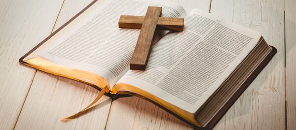 Открытая библия и крест - Sputnik Afrique