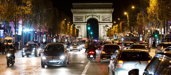 Церемония зажжения рождественской иллюминации на Елисейских полях - Sputnik Afrique