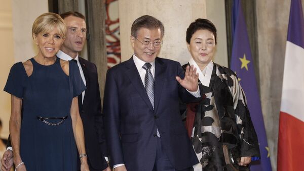 Emmanuel Macron, Brigitte Macron, Moon Jae-in et Kim Jung-sook à l'Elysée - Sputnik Afrique