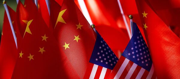 FILE - In this Sept. 16, 2018, file photo, American flags are displayed together with Chinese flags on top of a trishaw in Beijing. - Sputnik Afrique