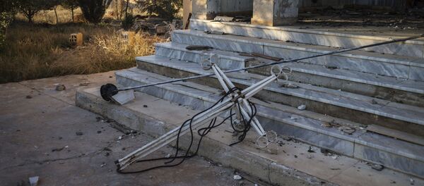 Крест на ступеньках в деревне на северо-востоке Сирии - Sputnik Afrique