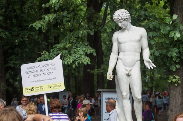 «Notchlejka» a organisé une action de soutiens aux sans-abri dans le Jardin d’été de Saint-Pétersbourg: «Des gens en marbre contre les cœurs de pierre». - Sputnik Afrique