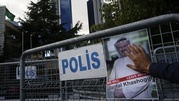 Retrato del periodista opositor saudí Jamal Khashoggi cerca del consulado saudí en Estambul - Sputnik Afrique