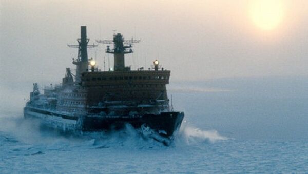 Un brise-glace parcourt la Route maritime du Nord - Sputnik Afrique