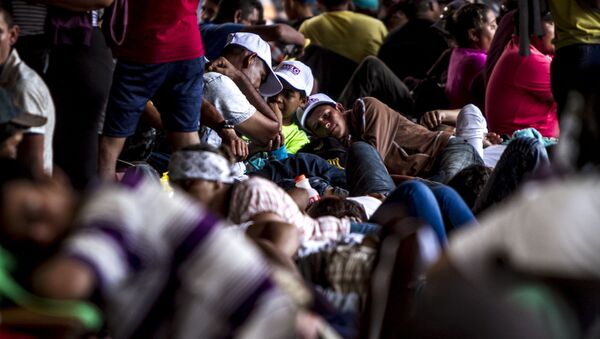 Miles de migrantes centroamericanos descansan en el parque Miguel Hidalgo de Tapachula para seguir su camino al norte de México - Sputnik Afrique