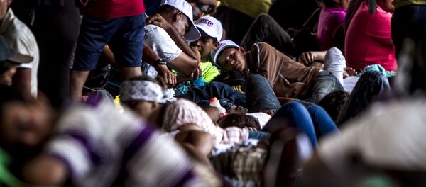 Miles de migrantes centroamericanos descansan en el parque Miguel Hidalgo de Tapachula para seguir su camino al norte de México - Sputnik Afrique
