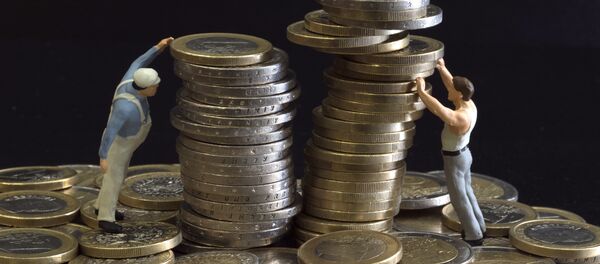 Picture taken on July 26, 2012 in Paris shows an illustration made with figurines and euro coins Picture taken on July 26, 2012 in Paris shows an illustration made with figurines and euro coins - Sputnik Afrique