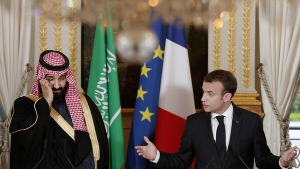 French President Emmanuel Macron (R) and Saudi Arabia's Crown Prince Mohammed bin Salman (L) give a joint press conference at the Elysee Palace in Paris on April 10, 2018. - Sputnik Afrique