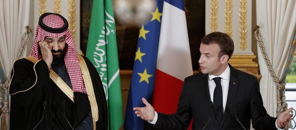 French President Emmanuel Macron (R) and Saudi Arabia's Crown Prince Mohammed bin Salman (L) give a joint press conference at the Elysee Palace in Paris on April 10, 2018. French President Emmanuel Macron (R) and Saudi Arabia's Crown Prince Mohammed bin Salman (L) give a joint press conference at the Elysee Palace in Paris on April 10, 2018. - Sputnik Afrique