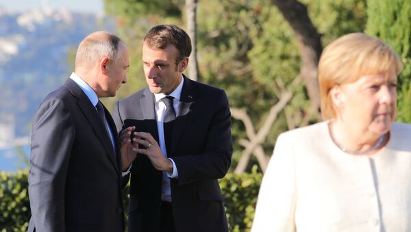 Vladimir Poutine et Emmanuel Macron à Istanbul - Sputnik Afrique