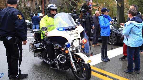 A police officer on motorcycle passes through a roadblock as he responds after a gunman opened fire at the Tree of Life synagogue in Pittsburgh, Pennsylvania, U.S., October 27, 2018. - Sputnik Afrique