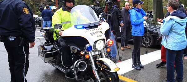 A police officer on motorcycle passes through a roadblock as he responds after a gunman opened fire at the Tree of Life synagogue in Pittsburgh, Pennsylvania, U.S., October 27, 2018. - Sputnik Afrique