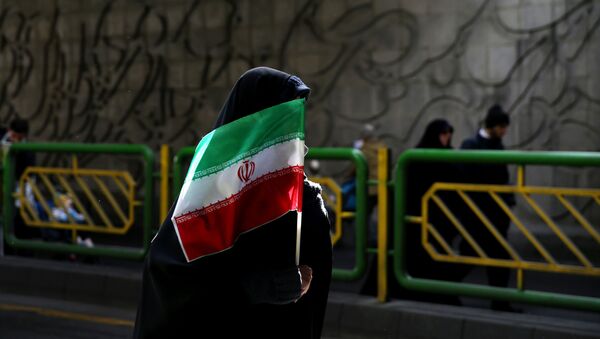 Женщина с иранским флагом на улице Тегерана - Sputnik Afrique