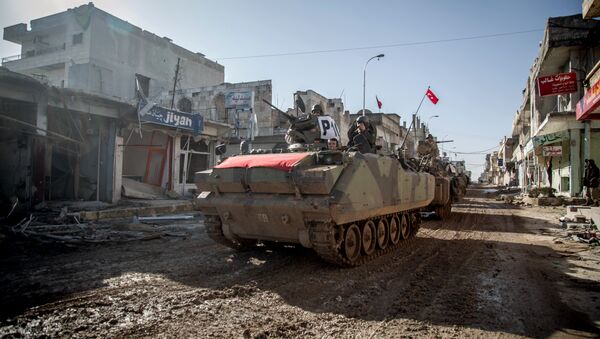 Turkish army's armored vehicles and tanks drive in Syrian town of Ayn al-Arab, also known as Kobani, as they return from the Ottoman tomb in Syria, Sunday, Feb. 22, 2015 - Sputnik Afrique