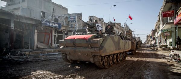 Turkish army's armored vehicles and tanks drive in Syrian town of Ayn al-Arab, also known as Kobani, as they return from the Ottoman tomb in Syria, Sunday, Feb. 22, 2015 Turkish army's armored vehicles and tanks drive in Syrian town of Ayn al-Arab, also known as Kobani, as they return from the Ottoman tomb in Syria, Sunday, Feb. 22, 2015 - Sputnik Afrique