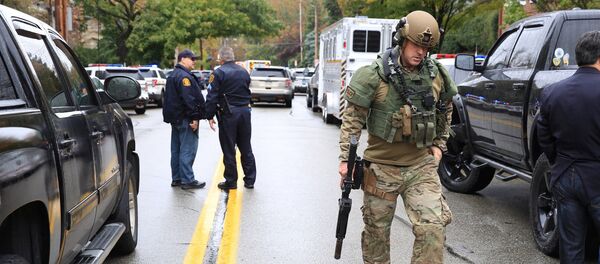 Police officers respond after a gunman opened fire at the Tree of Life synagogue in Pittsburgh Pennsylvania. - Sputnik Afrique