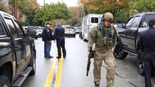 Police officers respond after a gunman opened fire at the Tree of Life synagogue in Pittsburgh Pennsylvania. - Sputnik Afrique