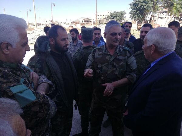 Militaires syriens et réfugiés palestiniens - Sputnik Afrique