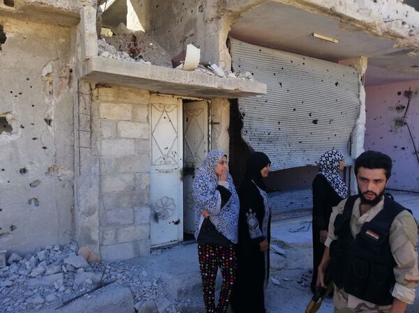 Militaires syriens et réfugiés palestiniens - Sputnik Afrique