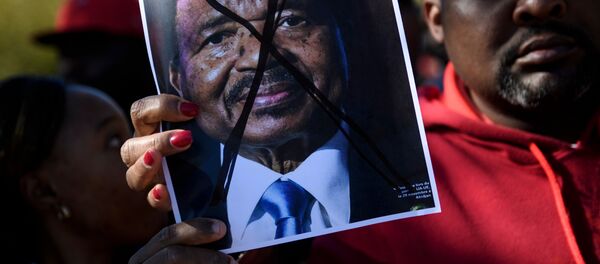 Les gens protestent contre le président camerounais Paul Biya sur l'avenue Pennsylvania, près de la Maison Blanche, le 22 octobre 2018 à Washington, DC. - Sputnik Afrique