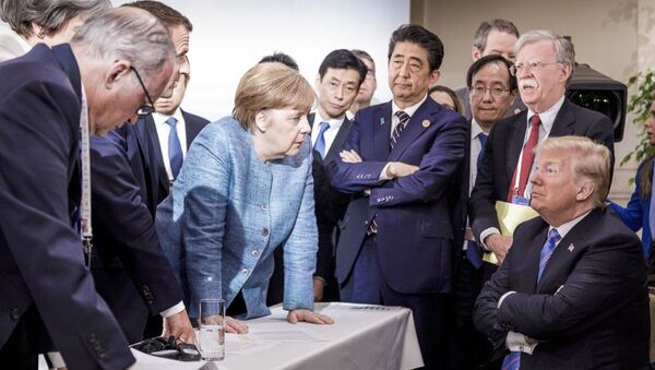 Канцлер Германии Ангела Меркель беседует с президентом США Дональдом Трампом во время саммита G-7 в Канаде - Sputnik Afrique