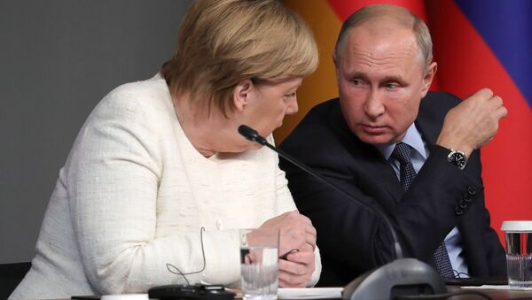 Russian President Vladimir Putin and German Chancellor Angela Merkel during a press conference following the Russia-France-Germany-Turkey summit on Syria in Istanbul on October 27, 2018. - Sputnik Afrique