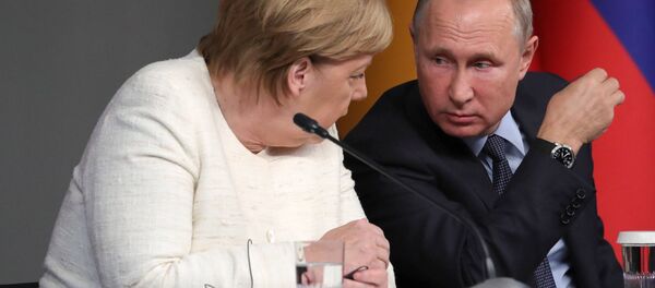 Russian President Vladimir Putin and German Chancellor Angela Merkel during a press conference following the Russia-France-Germany-Turkey summit on Syria in Istanbul on October 27, 2018. - Sputnik Afrique