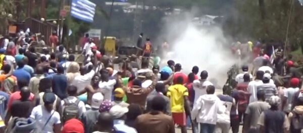FILE PHOTO: A still image taken from a video shot on October 1, 2017, shows protesters waving Ambazonian flags as they move forward towards barricades and police amid tear gas in the English-speaking city of Bamenda, Cameroon. FILE PHOTO: A still image taken from a video shot on October 1, 2017, shows protesters waving Ambazonian flags as they move forward towards barricades and police amid tear gas in the English-speaking city of Bamenda, Cameroon. - Sputnik Afrique