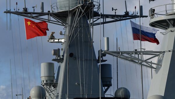 Des drapeaux russe et chinois - Sputnik Afrique