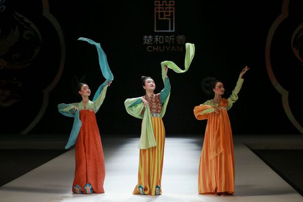 Les plus belles tenues de la China Fashion week à Pékin - Sputnik Afrique