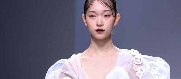 Les plus belles tenues de la China Fashion week à Pékin - Sputnik Afrique