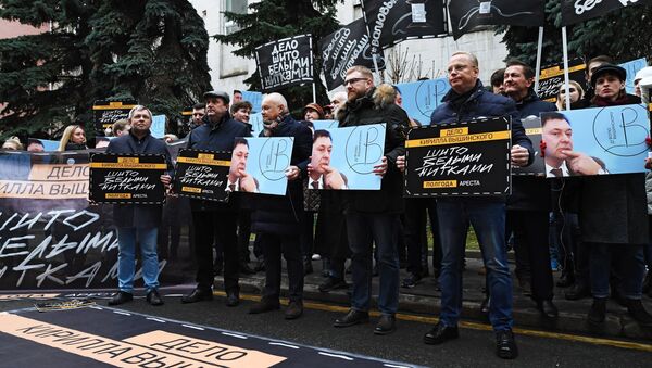 «Cousu de fil blanc»: une action de solidarité avec le journaliste Vychinski à Moscou - Sputnik Afrique