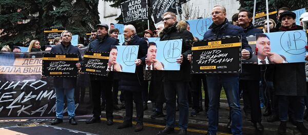 «Cousu de fil blanc»: une action de solidarité avec le journaliste Vychinski à Moscou - Sputnik Afrique