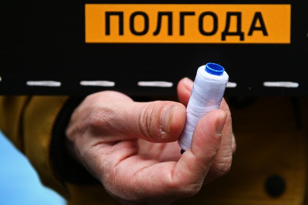 «Cousu de fil blanc»: une action de solidarité avec le journaliste Vychinski à Moscou - Sputnik Afrique