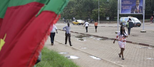 A woman walk past a campaign poster of President Paul Biya, in Yaounde Cameroon, Wednesday Oct. 10, 2018. - Sputnik Afrique