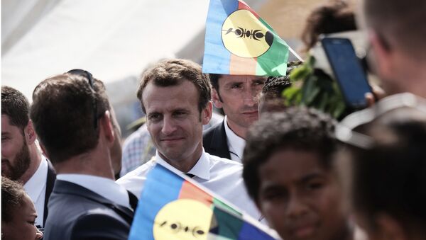 French President Emmanuel Macron is surrounded by independence Kanak flags on Ouvea Island, off New Caledonia, Saturday, May 5, 2018 before ceremonies marking the 30th , anniversary of when Kanak tribesmen took French police hostage on Ouvea island. - Sputnik Afrique