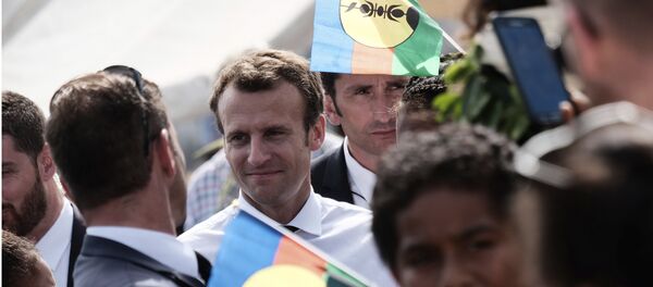 French President Emmanuel Macron is surrounded by independence Kanak flags on Ouvea Island, off New Caledonia, Saturday, May 5, 2018 before ceremonies marking the 30th , anniversary of when Kanak tribesmen took French police hostage on Ouvea island. - Sputnik Afrique