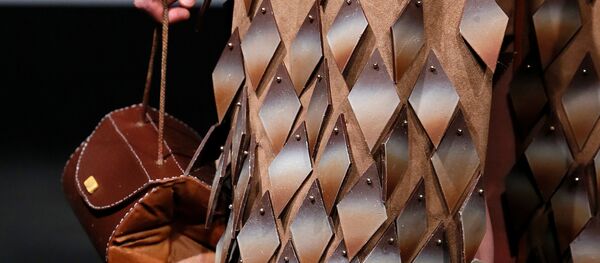 Un mannequin en tenue de chocolat au Salon chocolat de Bruxelles, le 9 février 2017 - Sputnik Afrique