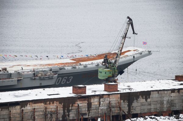 L'Amiral Kouznetsov amarré à un quai du 35e chantier naval de Mourmansk L'Amiral Kouznetsov amarré à un quai du 35e chantier naval de Mourmansk - Sputnik Afrique