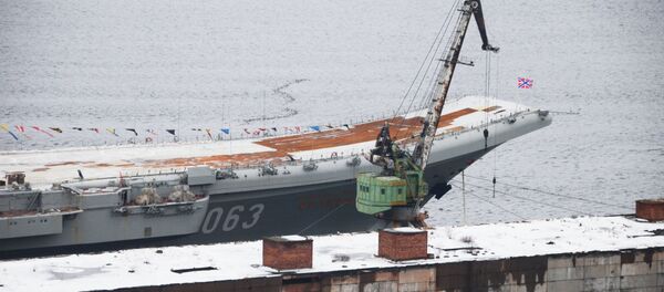 L'Amiral Kouznetsov amarré à un quai du 35e chantier naval de Mourmansk - Sputnik Afrique