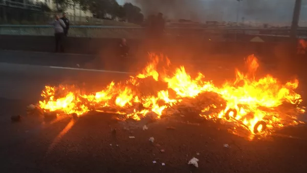 Une barricade en flammes pendant la manifestation des ambulanciers à Paris (5 novembre 2018) - Sputnik Afrique