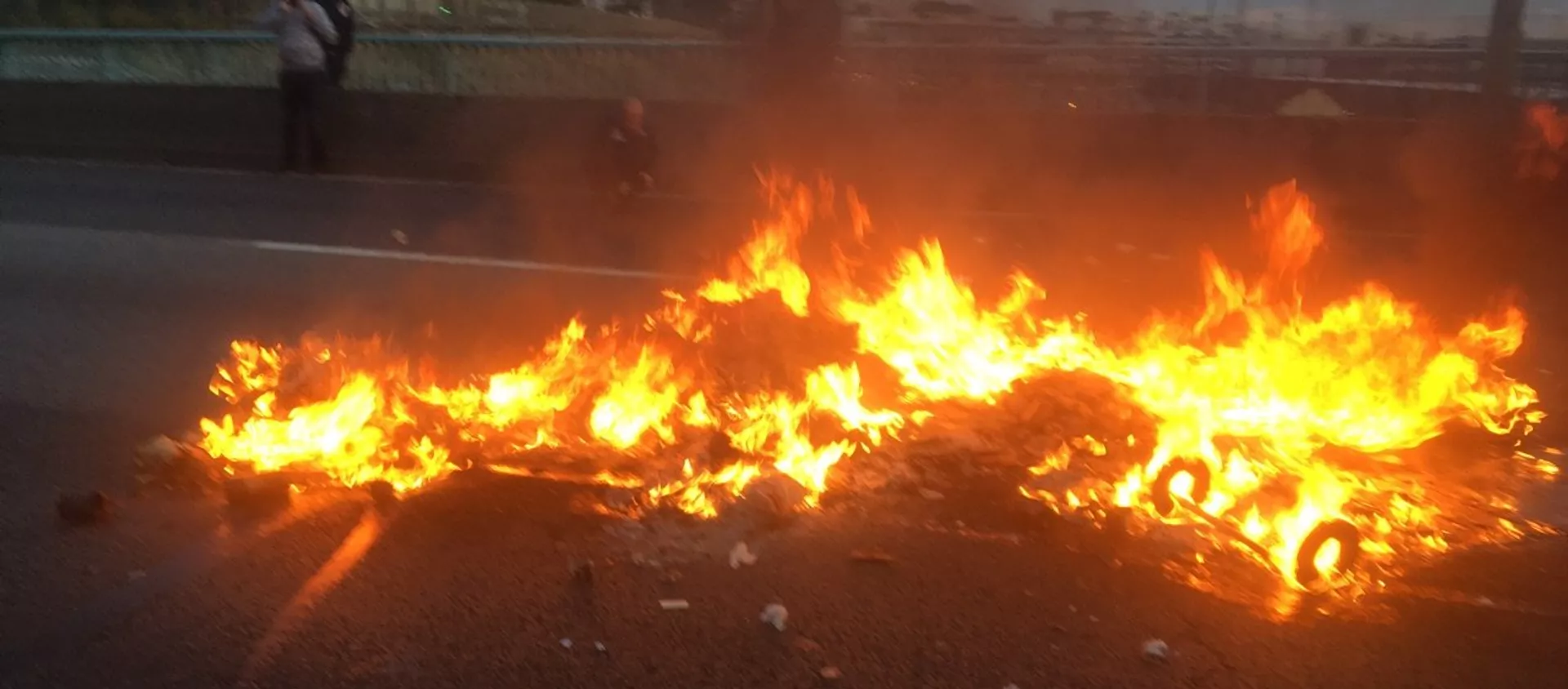 Une barricade en flammes pendant la manifestation des ambulanciers à Paris (5 novembre 2018) - Sputnik Afrique, 1920, 02.03.2020