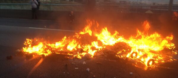 Une barricade en flammes pendant la manifestation des ambulanciers à Paris (5 novembre 2018) Une barricade en flammes pendant la manifestation des ambulanciers à Paris (5 novembre 2018) - Sputnik Afrique