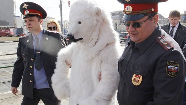 Un homme déguisé en un ours polaire - Sputnik Afrique