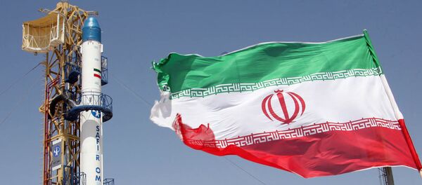 Un drapeau iranien flottant devant la fusée iranienne Safir Omid - Sputnik Afrique