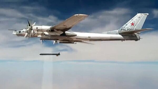 Un bombardier stratégique Tu-95MS lance un missile de croisière Kh-101 our frapper un site terroriste en Syrie - Sputnik Afrique